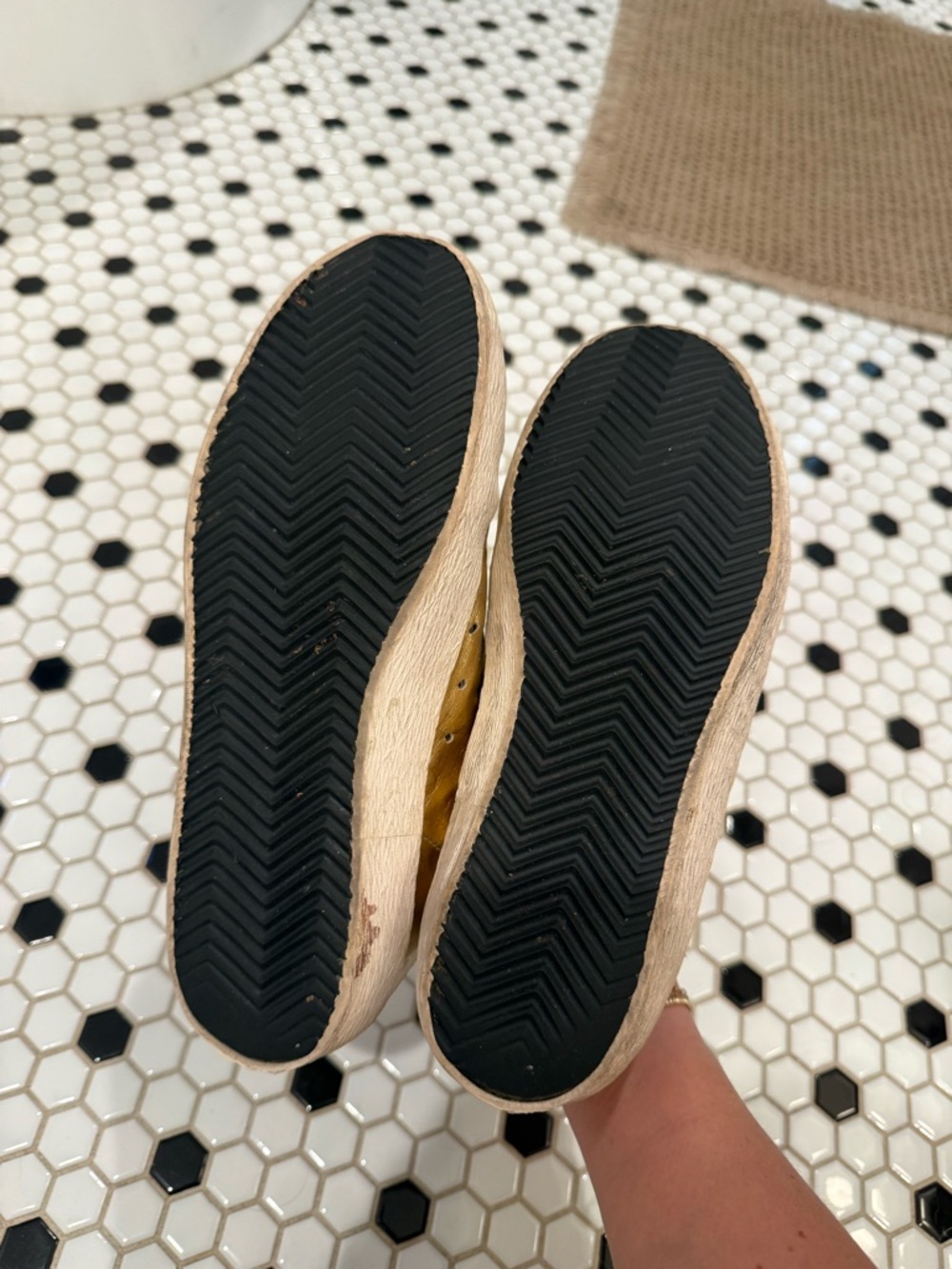 $698 Golden Goose Metallic Gold Low-Top Sneakers with Purple Laces - Picture 9 of 10